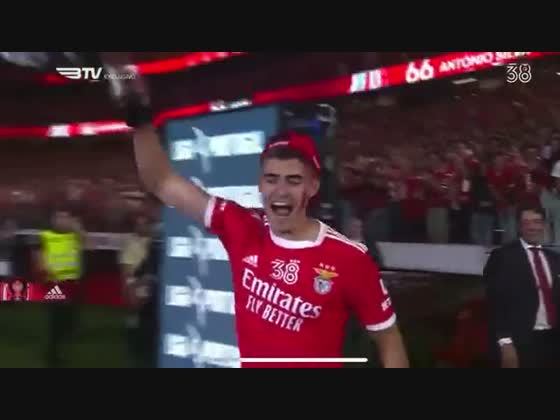 António Silva é ovacionado na celebração do '38' do Benfica